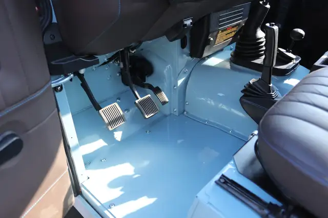 Land Rover Defender view 13