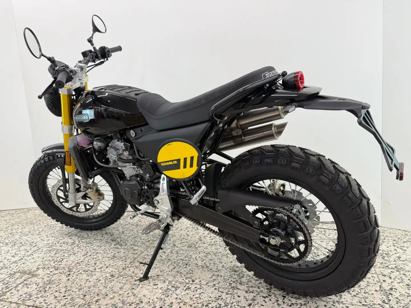 Fantic Caballero 125 Scrambler ABS Modell 2025 NEU NEU Negru - 2