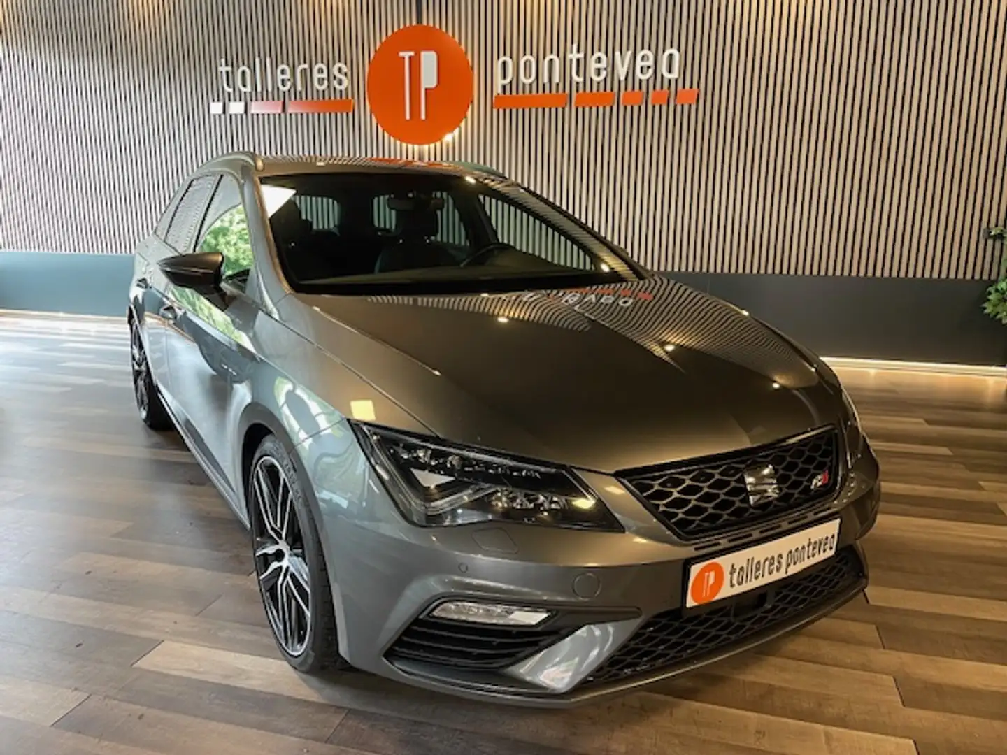 SEAT Leon ST 2.0 TSI S&S Cupra 300 Gris - 2