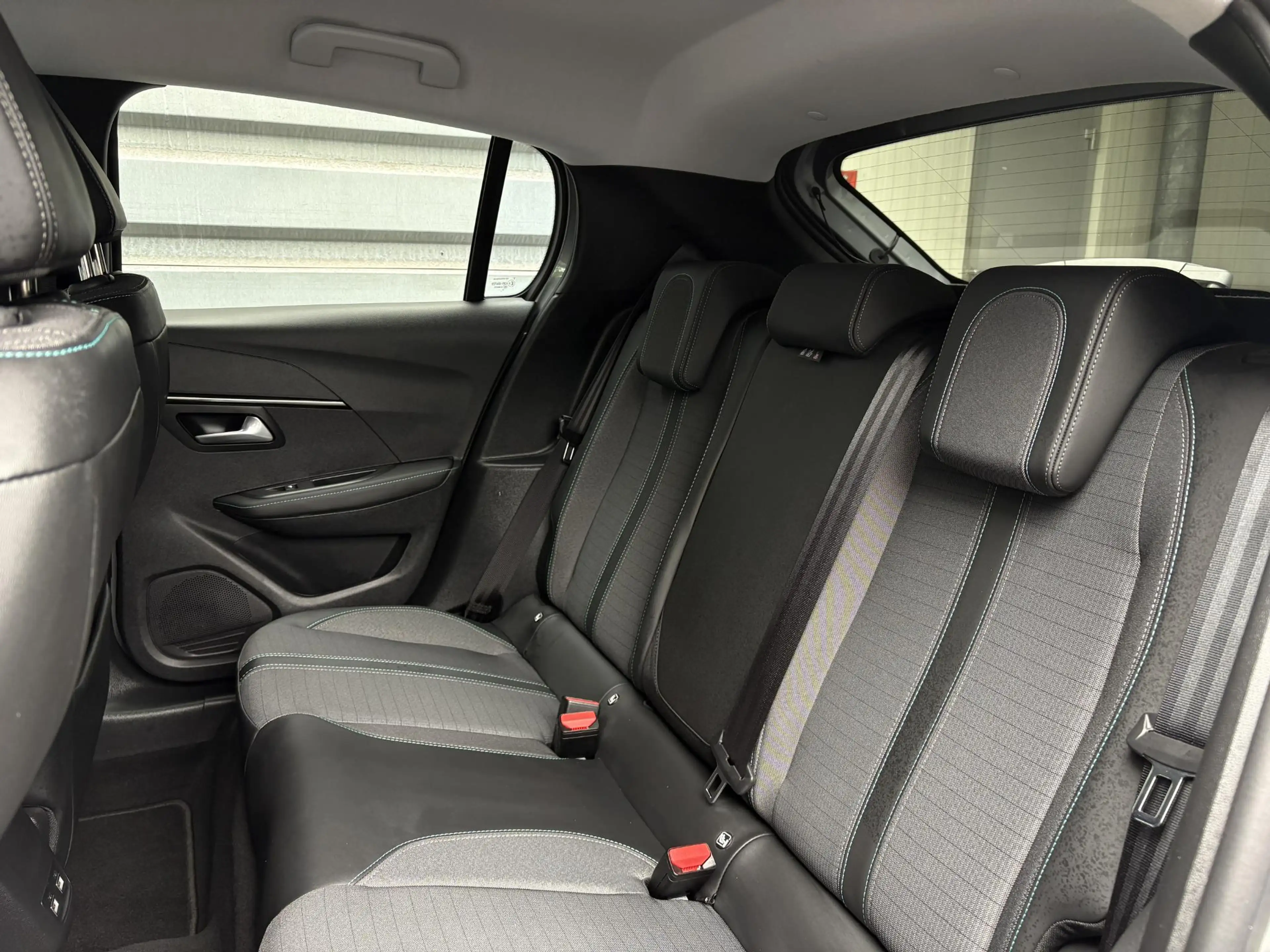 Peugeot e-208 Allure Pack EV 3-FASEN 50kWh 136pk | TREKHAAK | ST — photo 10