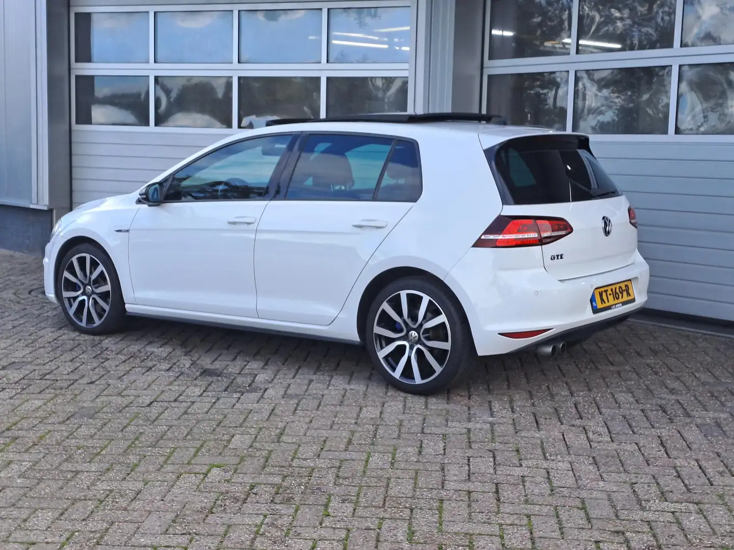 Volkswagen Golf GTE 1.4 TSI Connected Series Panoramadak, Apple Carpla Wit - 2