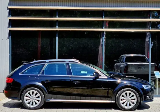 Audi A4 Allroad view 3