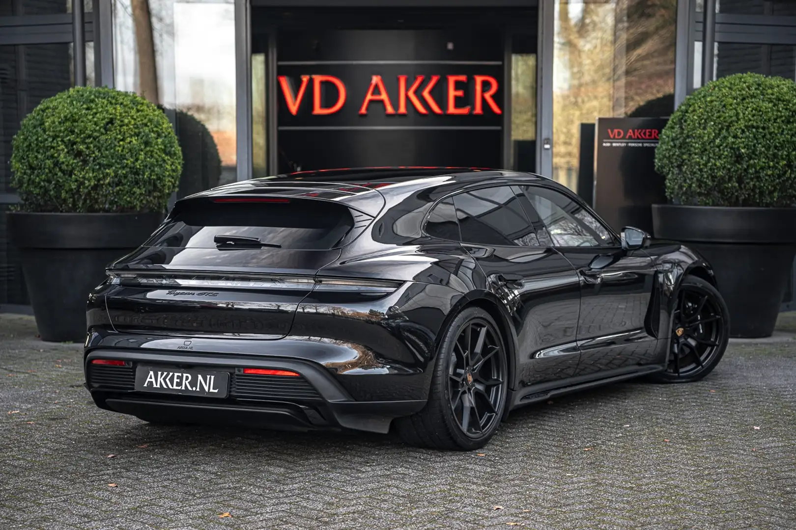 Porsche Taycan GTS Sport Turismo NP.170k | Perf. Accu | 4-Zone | Schwarz - 2