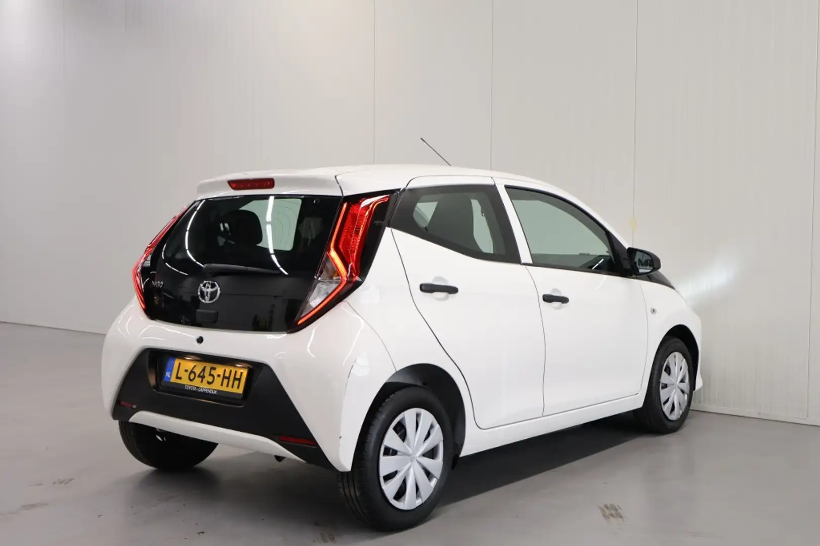 Toyota Aygo 1.0 VVT-i x-fun Wit - 2