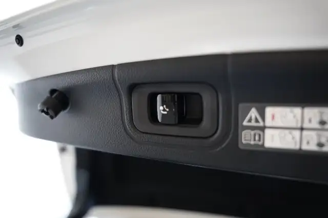 Mercedes-Benz C Class view 12