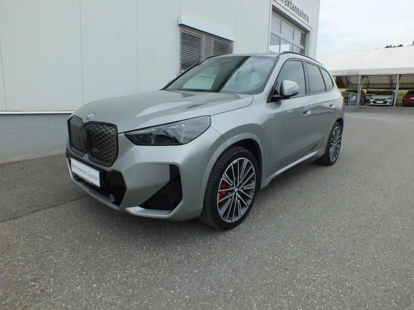 BMW iX1 xDrive30 Silber - 1
