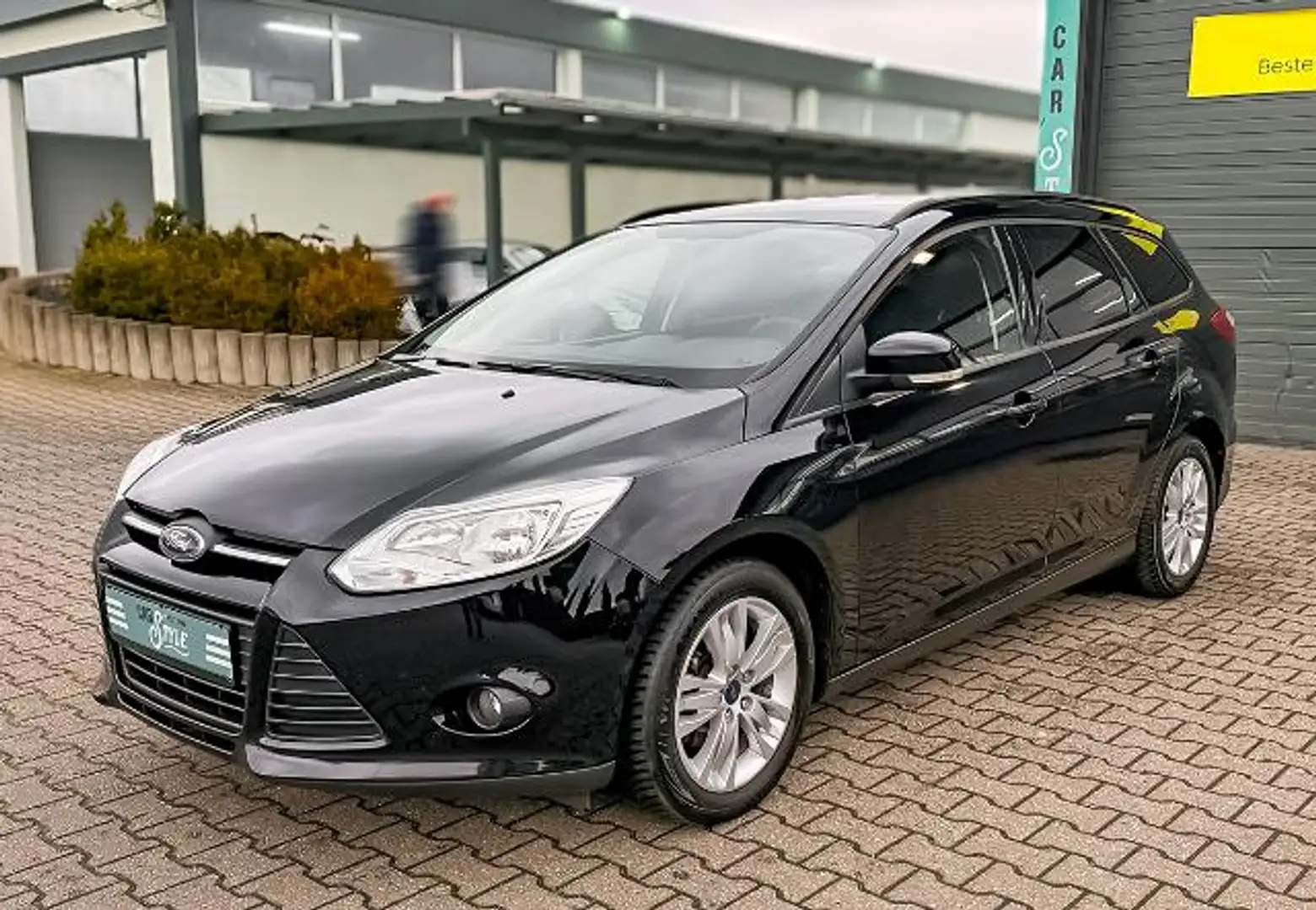 Ford Focus Trend 1.0 EcoBoost Zwart - 1