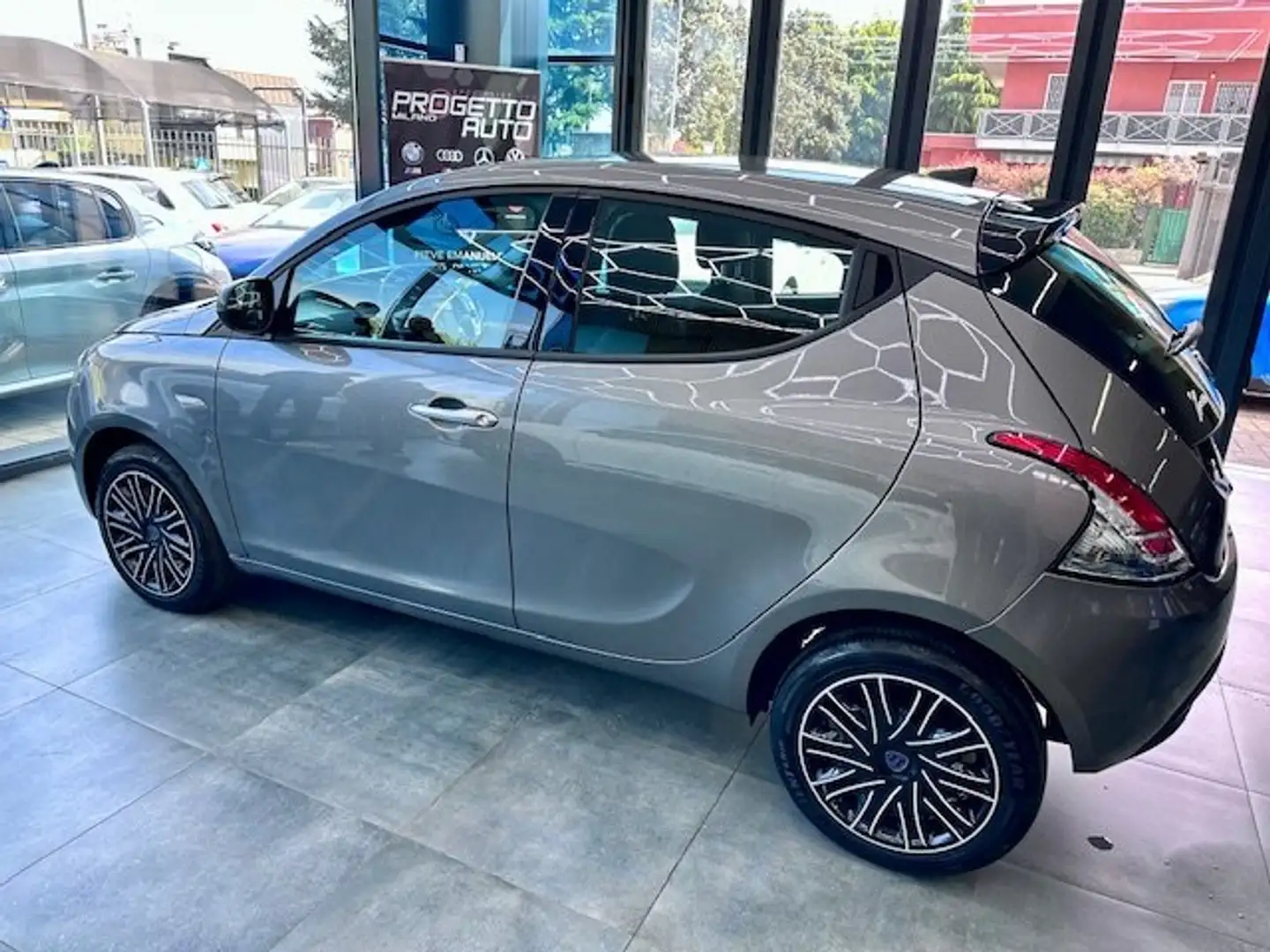 Lancia Ypsilon Ypsilon 1.0 firefly hybrid Gold Grijs - 2