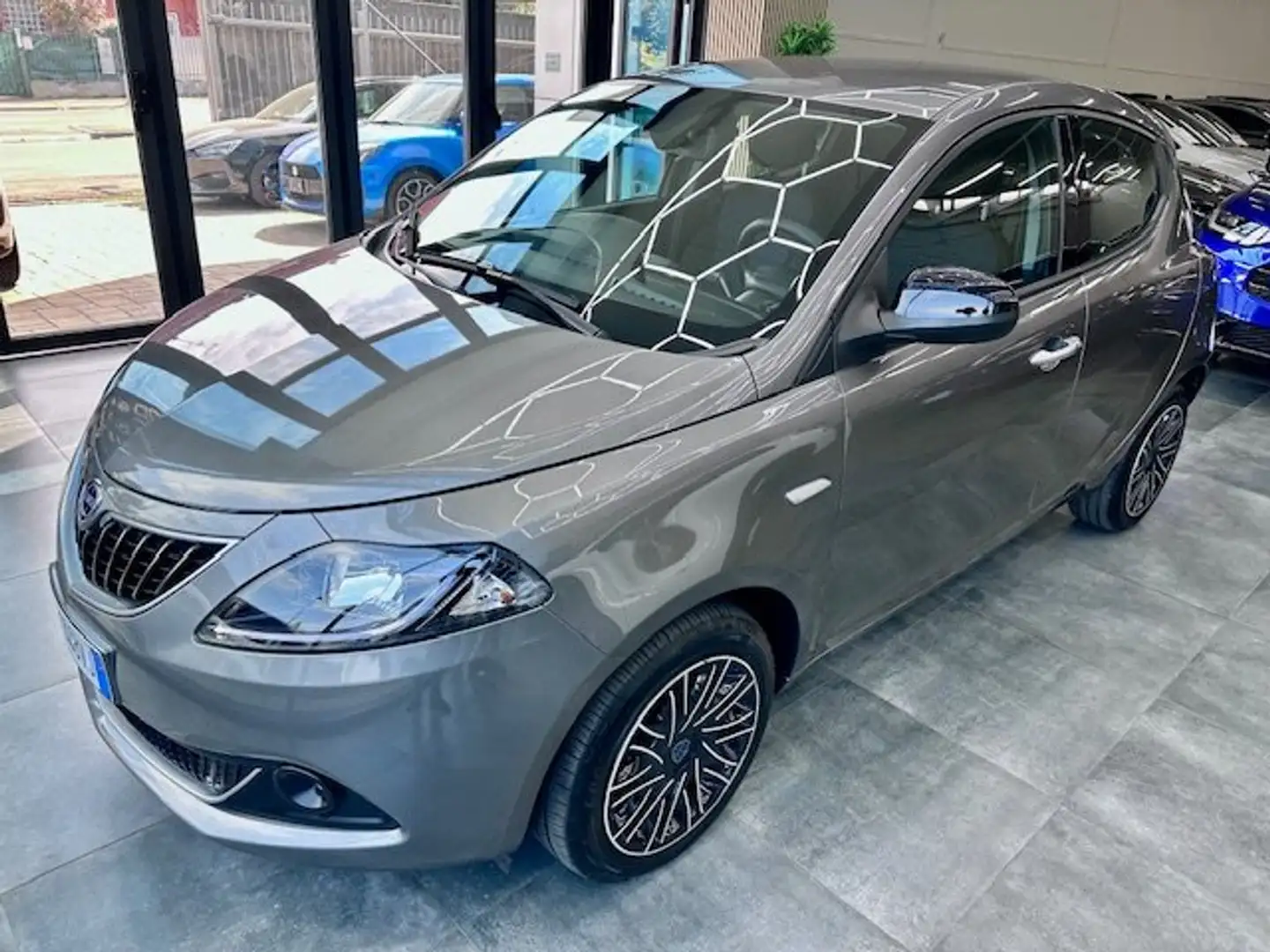 Lancia Ypsilon Ypsilon 1.0 firefly hybrid Gold Grijs - 1