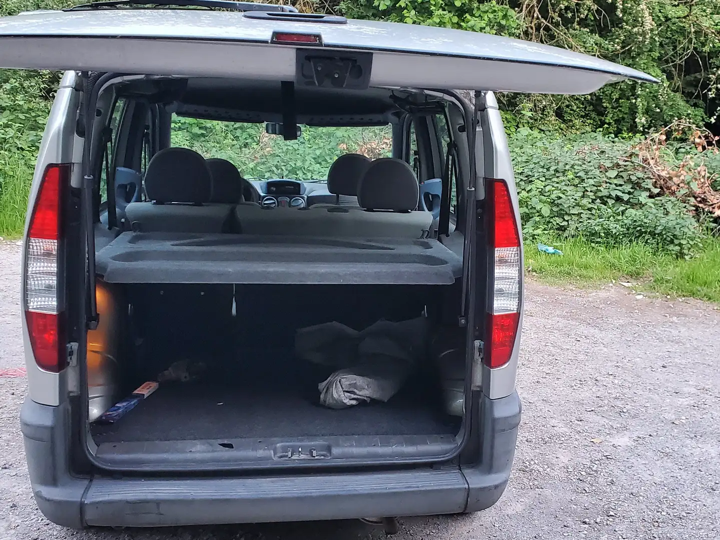 Fiat Doblo Doblo 1.6 16V Family Plateado - 2