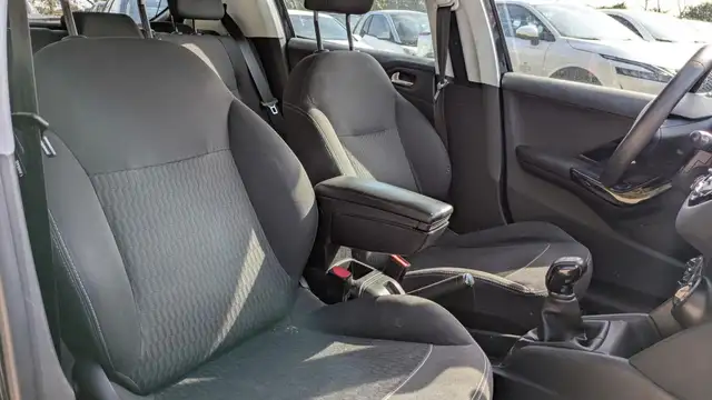Peugeot 208 view 11