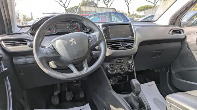 Peugeot 208 view 6