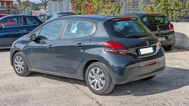 Peugeot 208 view 4