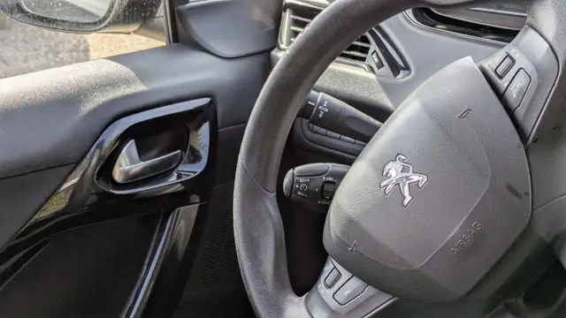 Peugeot 208 view 8