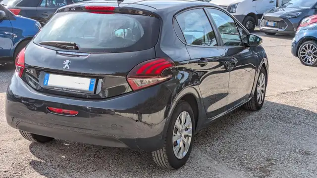 Peugeot 208 view 5