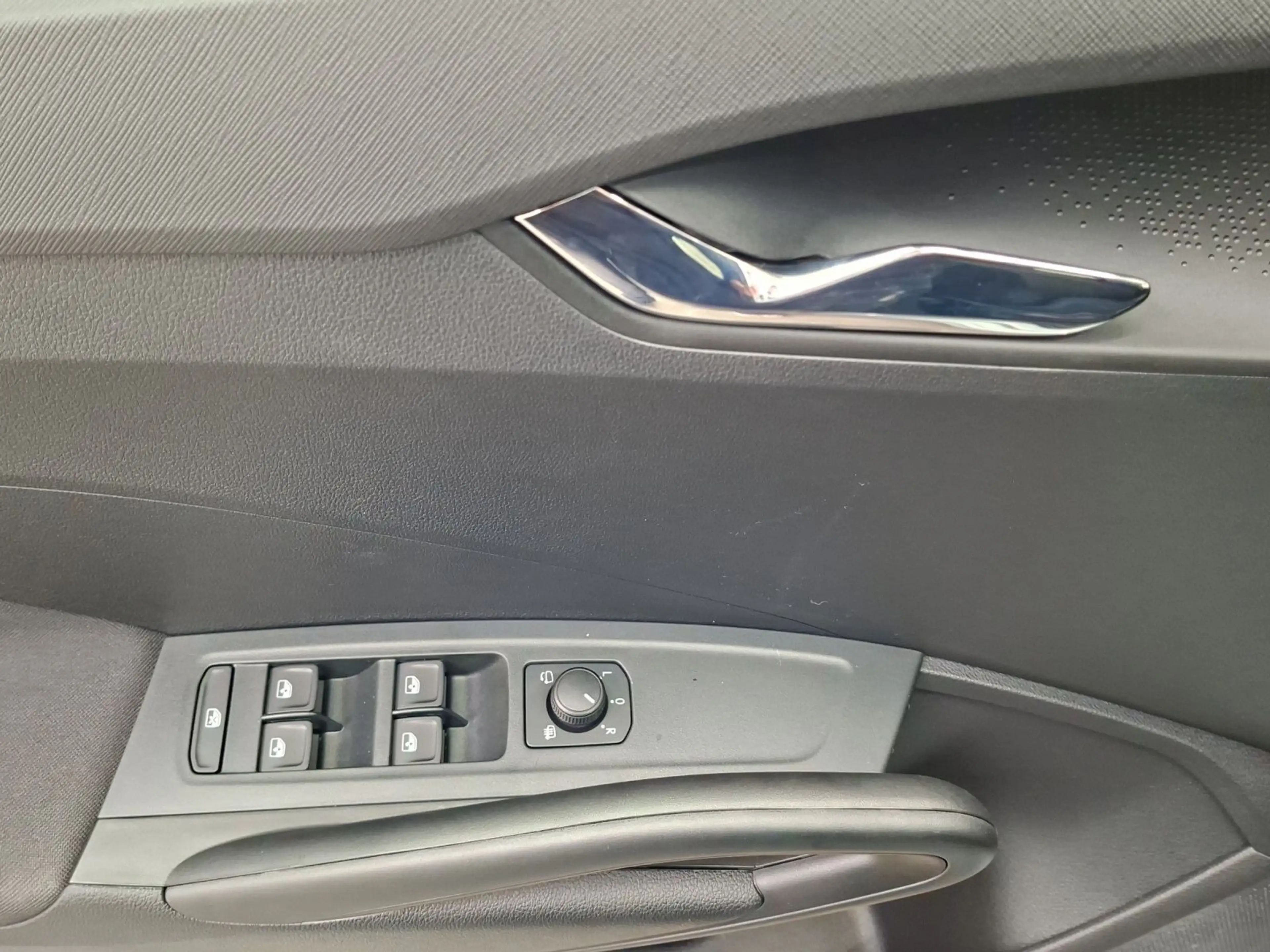 Skoda Fabia 1.0 TSI Selection PDC+ NAVI SITZH LM16 — photo 8