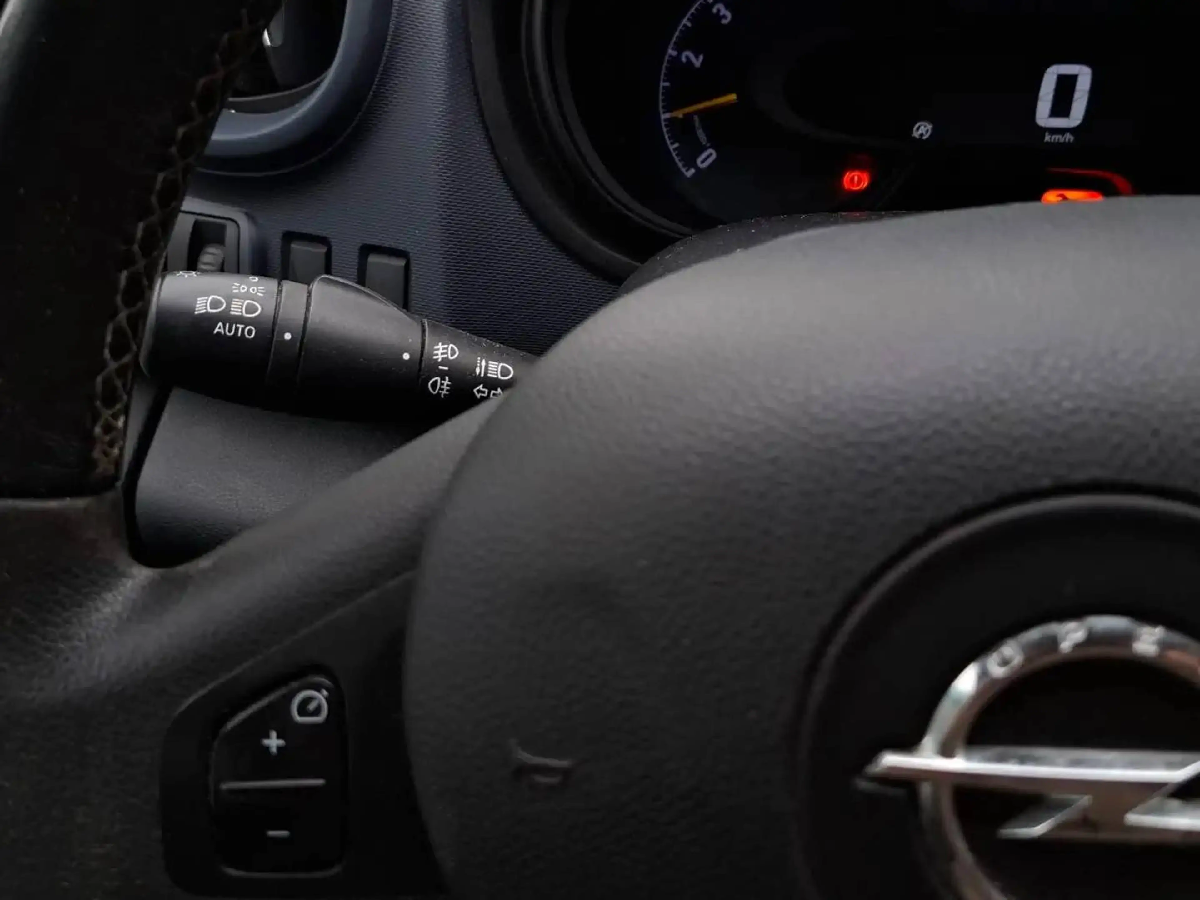 Opel Vivaro Equipé TPMR / Monte charge inclus - 19.007,44 € HTVA — photo 15