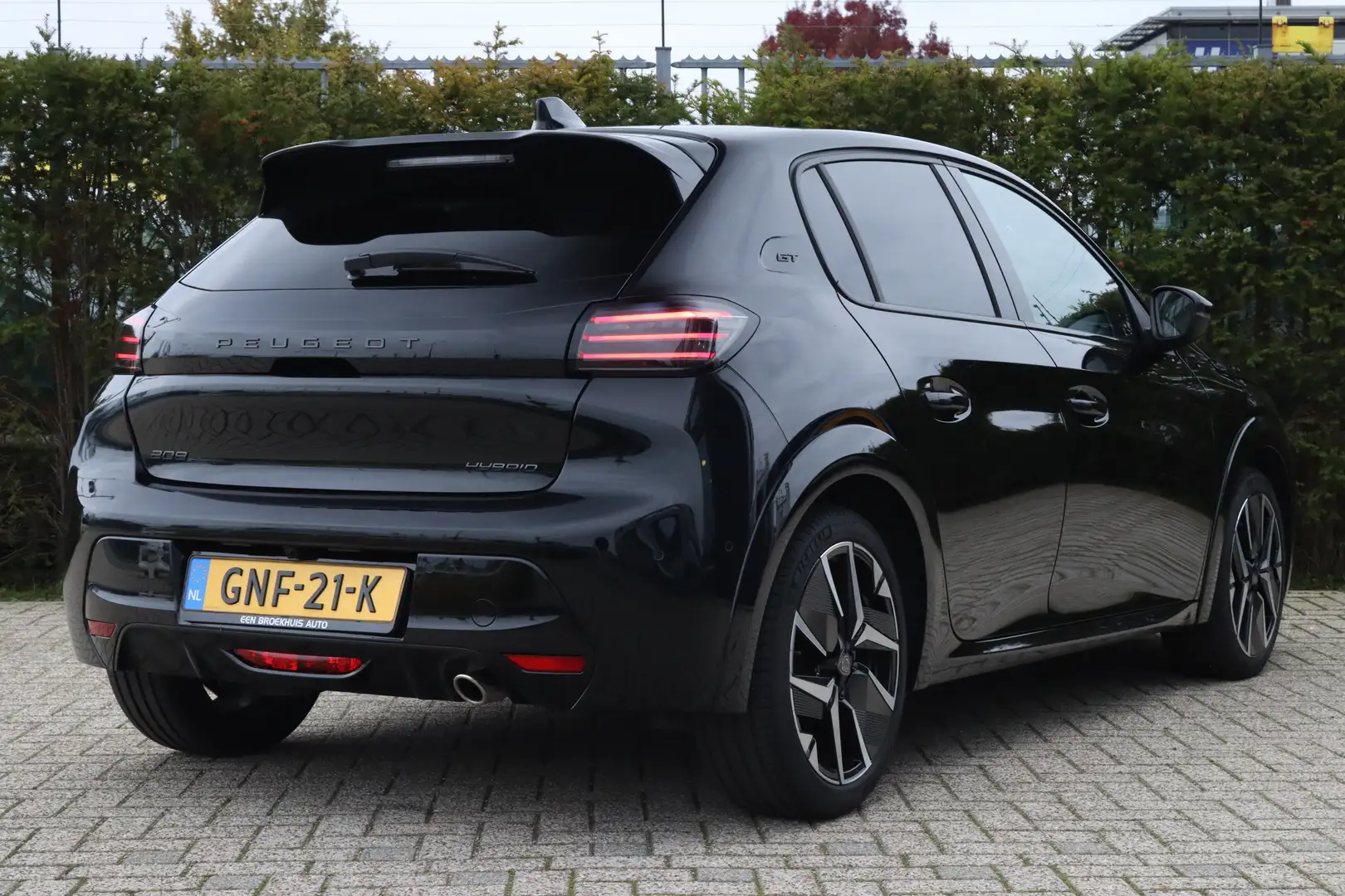 Peugeot 208 Hybrid 110 e-DCS6 GT | Pano | Keyless | Adaptieve Zwart - 2