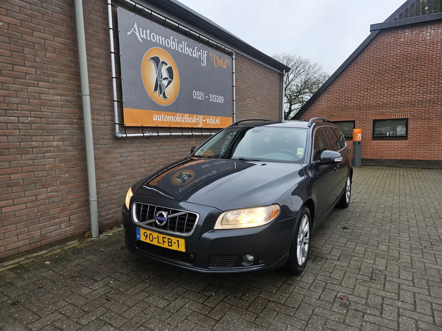 Volvo V70 2.4D Momentum Grijs - 1