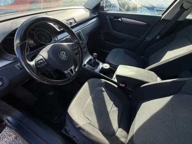 Volkswagen Passat view 8