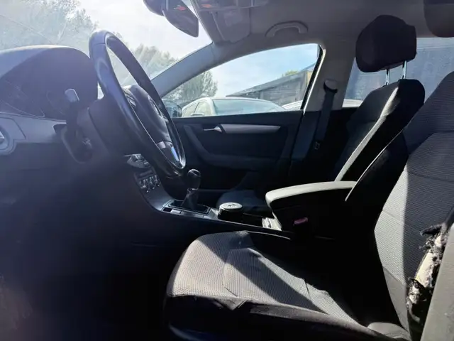 Volkswagen Passat view 9