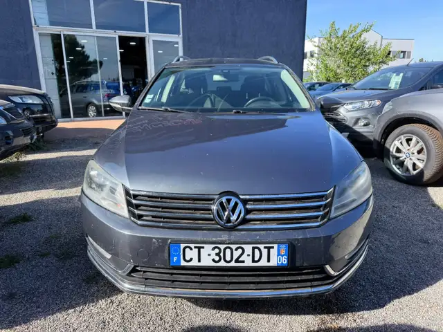 Volkswagen Passat view 2