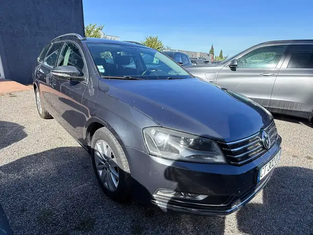 Volkswagen Passat view 6