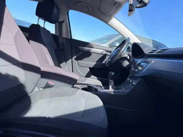 Volkswagen Passat view 13