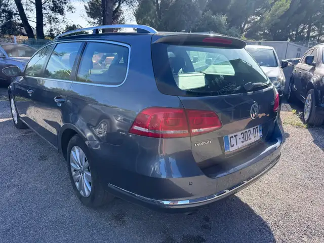 Volkswagen Passat view 3