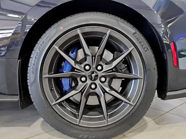 Ford Mustang view 4