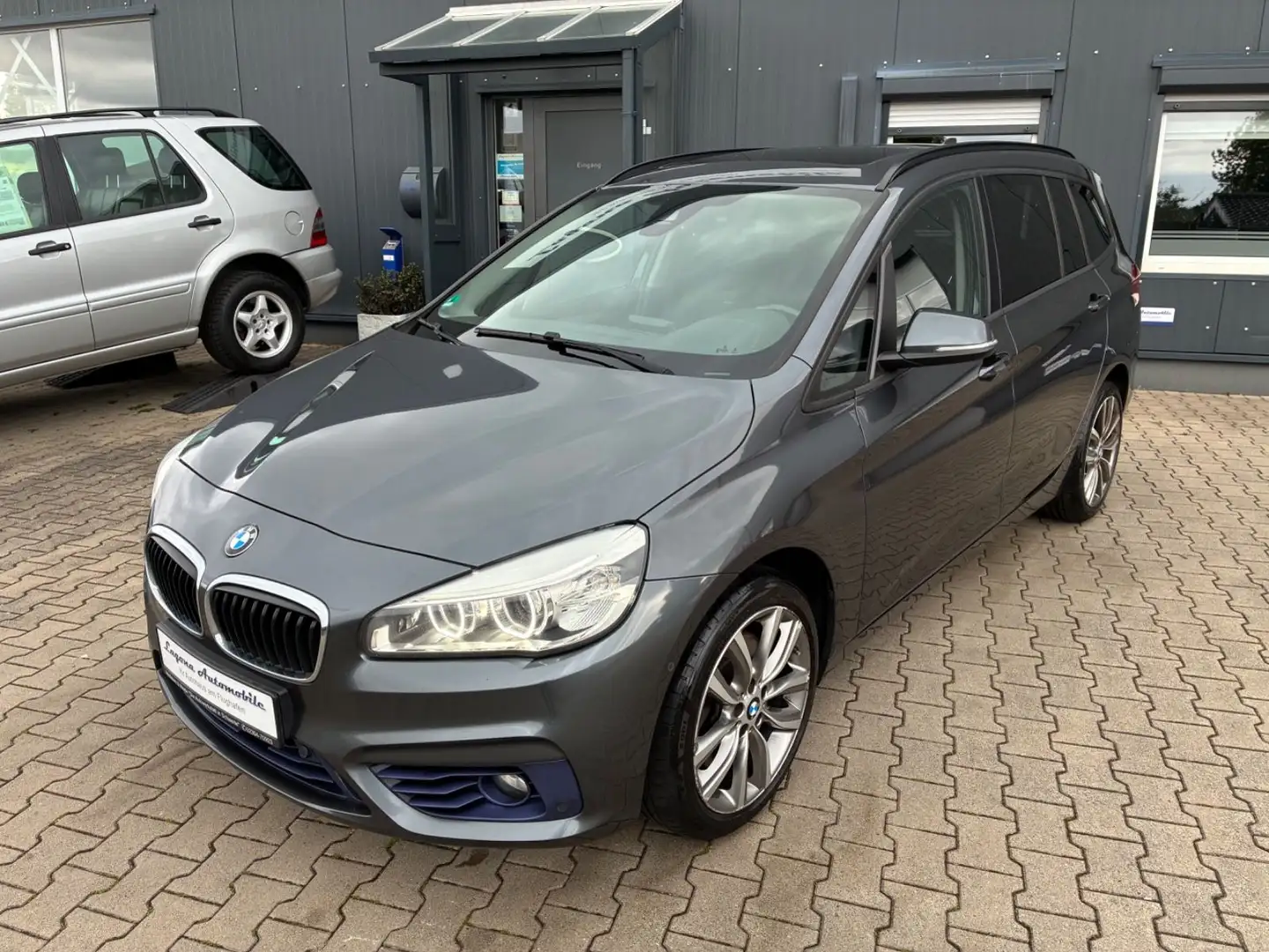 BMW 220 220 d Gran Tourer Aut. Sport Line *LED/NAV/PANO* Gris - 2