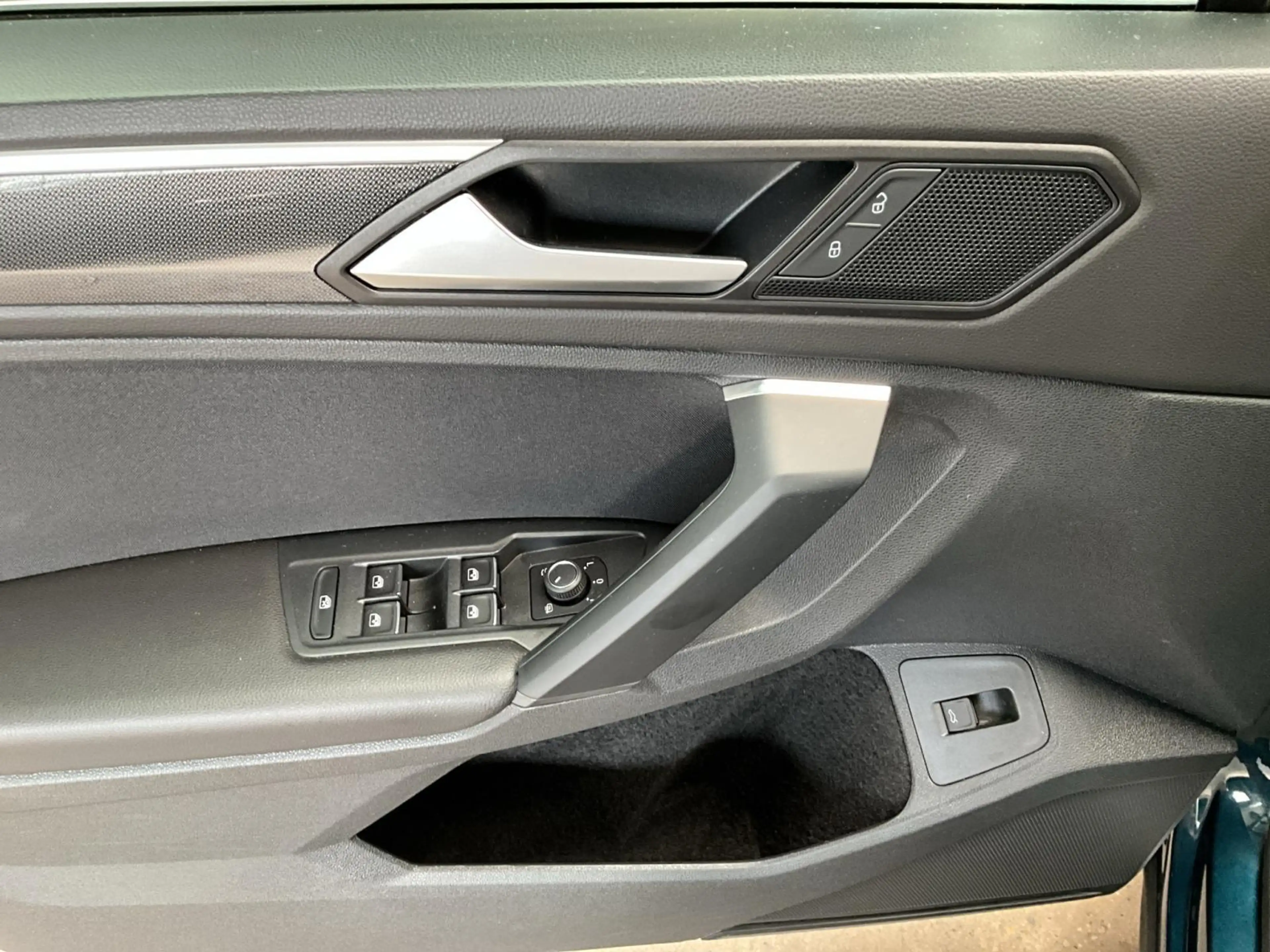 Volkswagen Tiguan Elegance+DSG+P.Aide+Led+Navi — photo 14