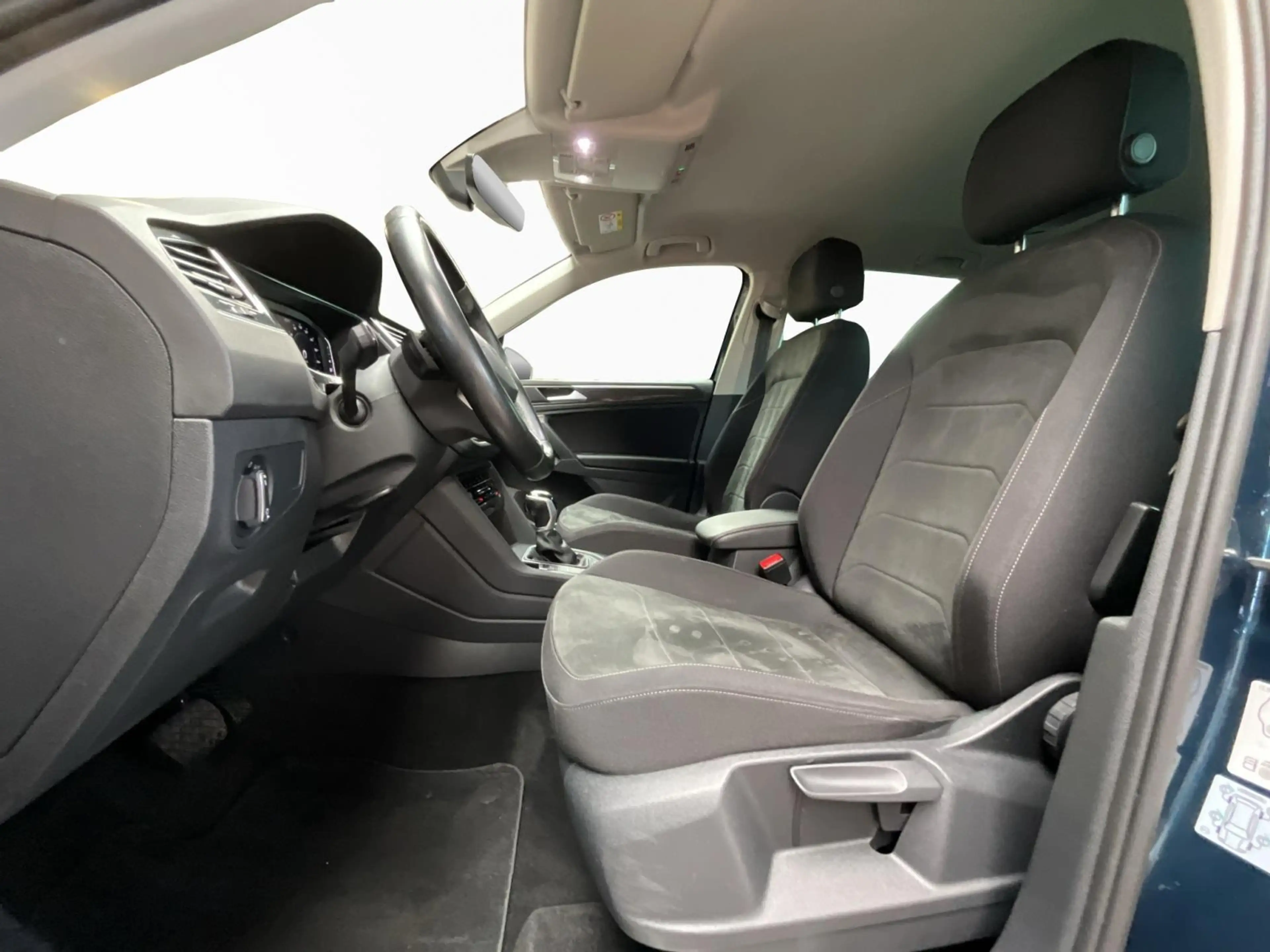 Volkswagen Tiguan Elegance+DSG+P.Aide+Led+Navi — photo 9