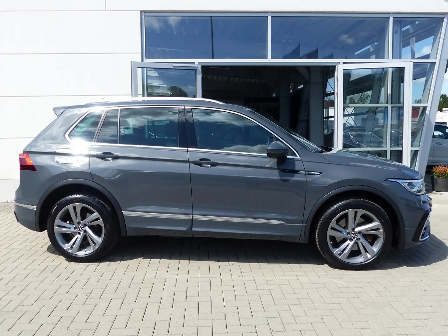 Volkswagen Tiguan 2.0 TDI 4Motion DSG R-Line *AHK*LED*PDC* Grau - 2