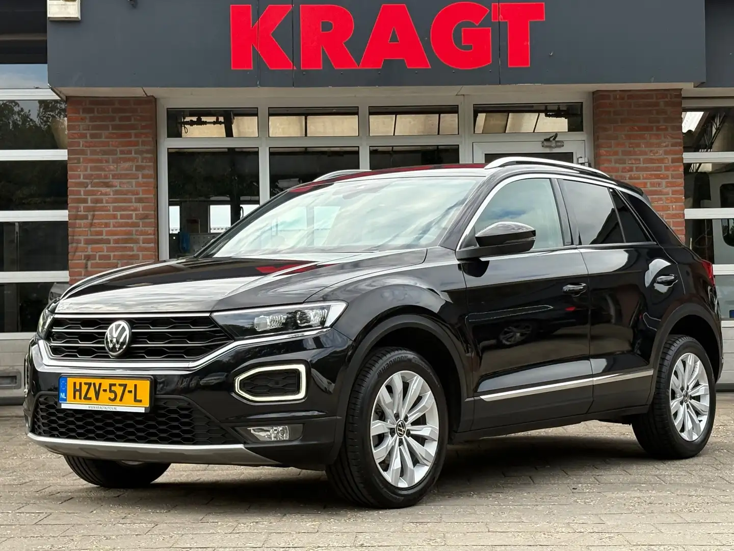 Volkswagen T-Roc Sport 1.5 TSI 150 pk - AUTOMAAT - LED - Adap. crui Zwart - 1