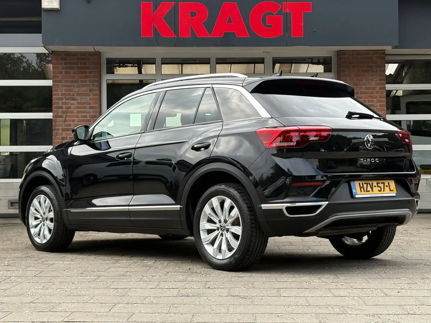 Volkswagen T-Roc Sport 1.5 TSI 150 pk - AUTOMAAT - LED - Adap. crui Zwart - 2