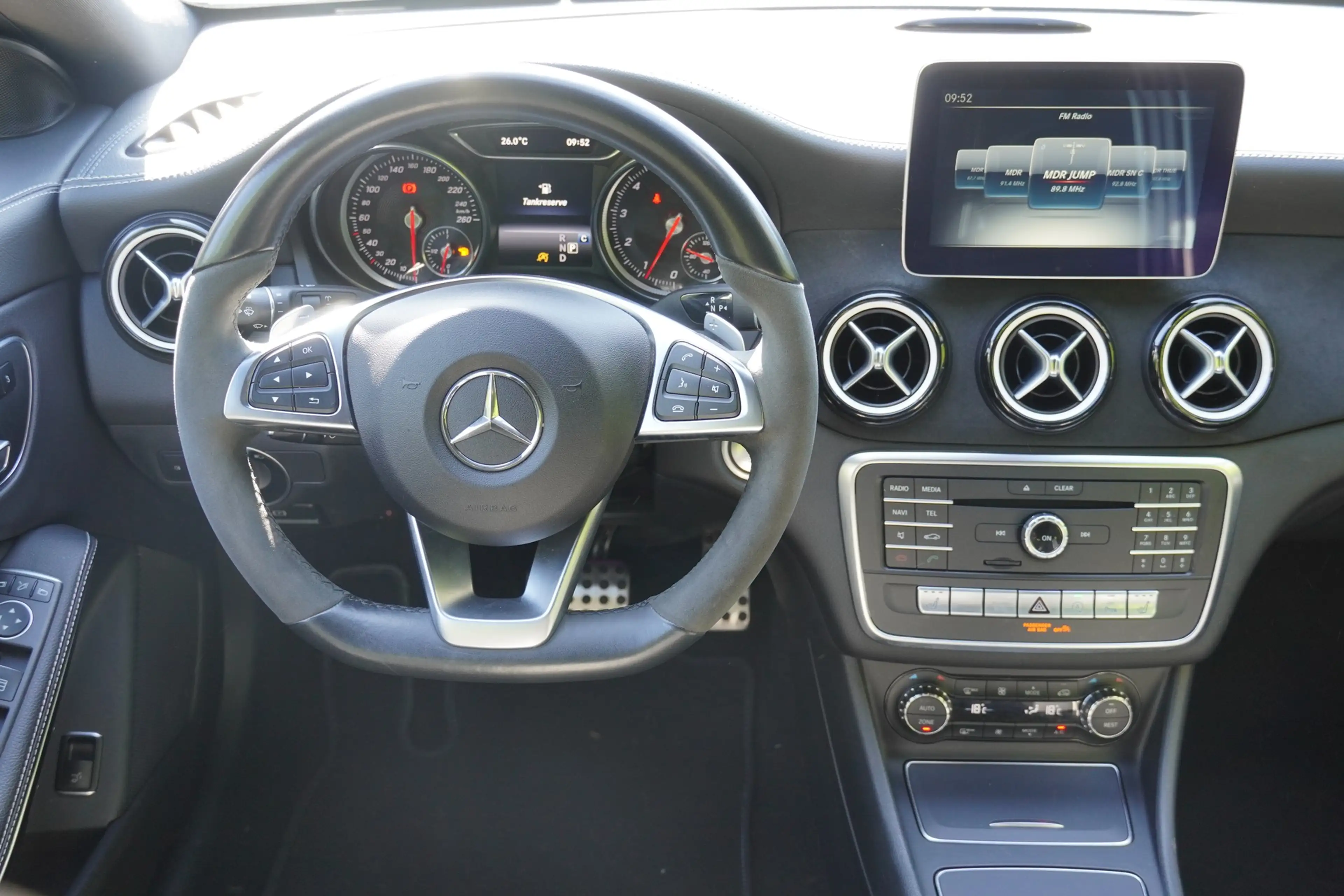 Mercedes-Benz CLA 220 4Matic AMG Line LED AHK Tempomat Navi — photo 9