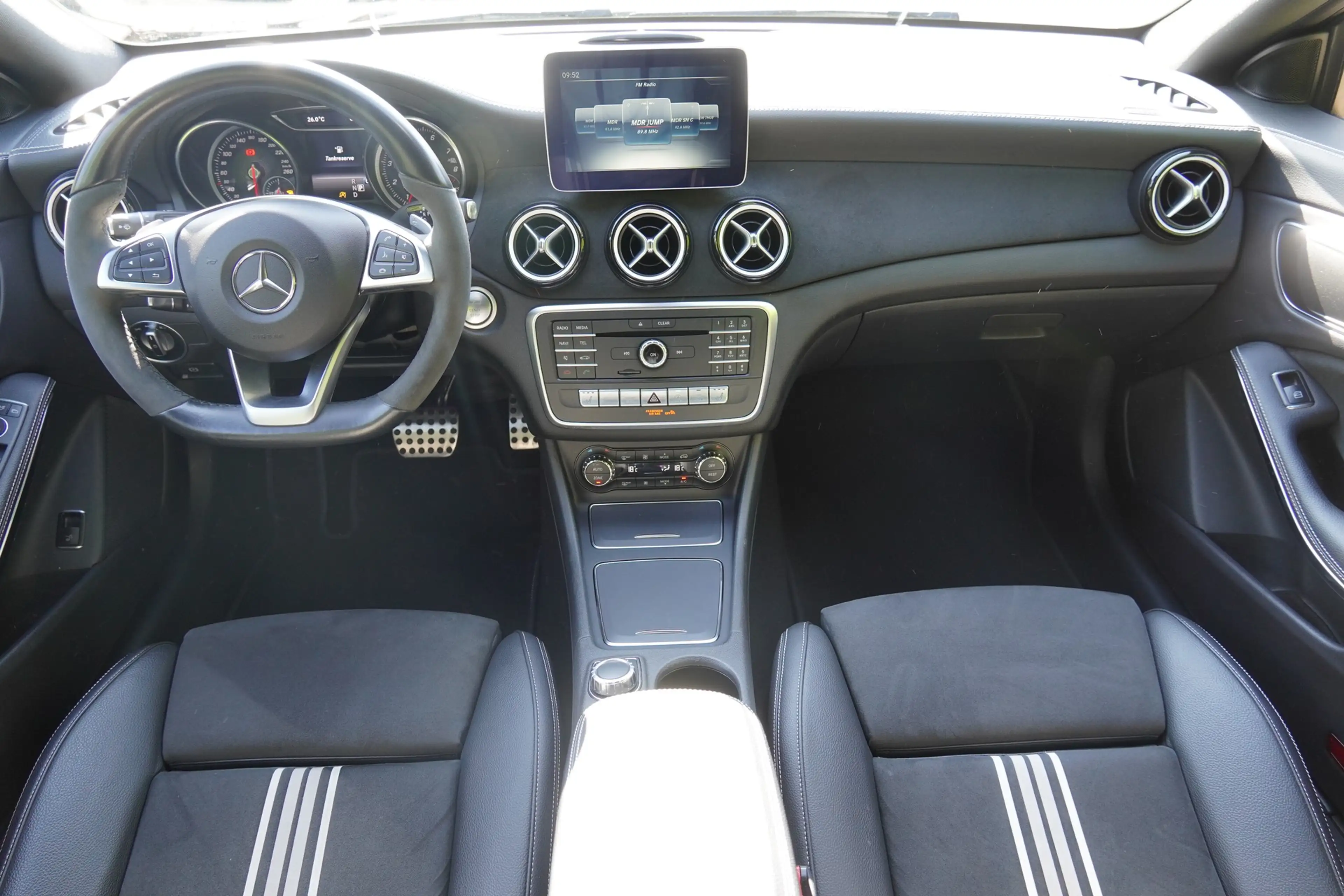 Mercedes-Benz CLA 220 4Matic AMG Line LED AHK Tempomat Navi — photo 8