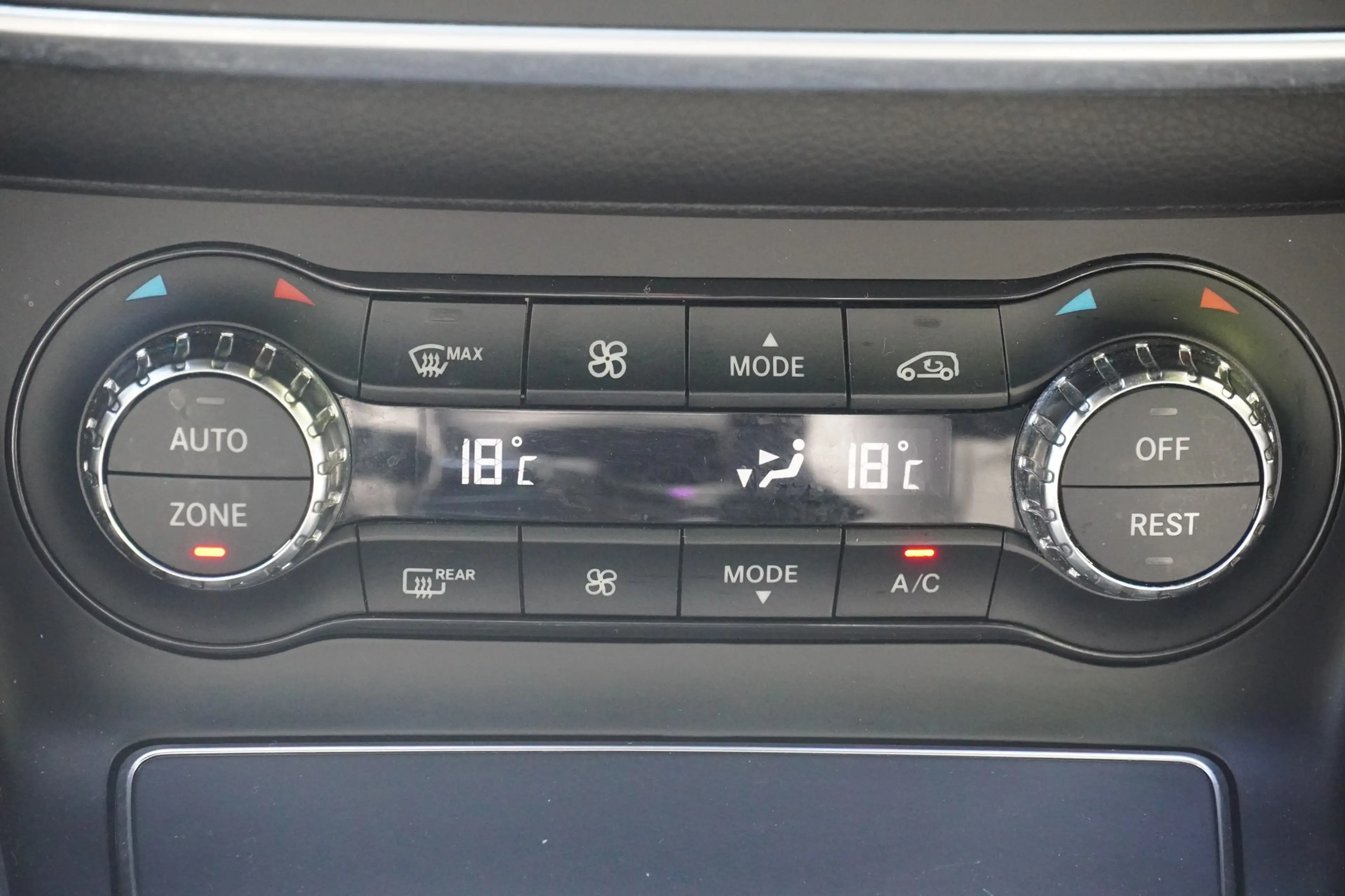 Mercedes-Benz CLA 220 4Matic AMG Line LED AHK Tempomat Navi — photo 11