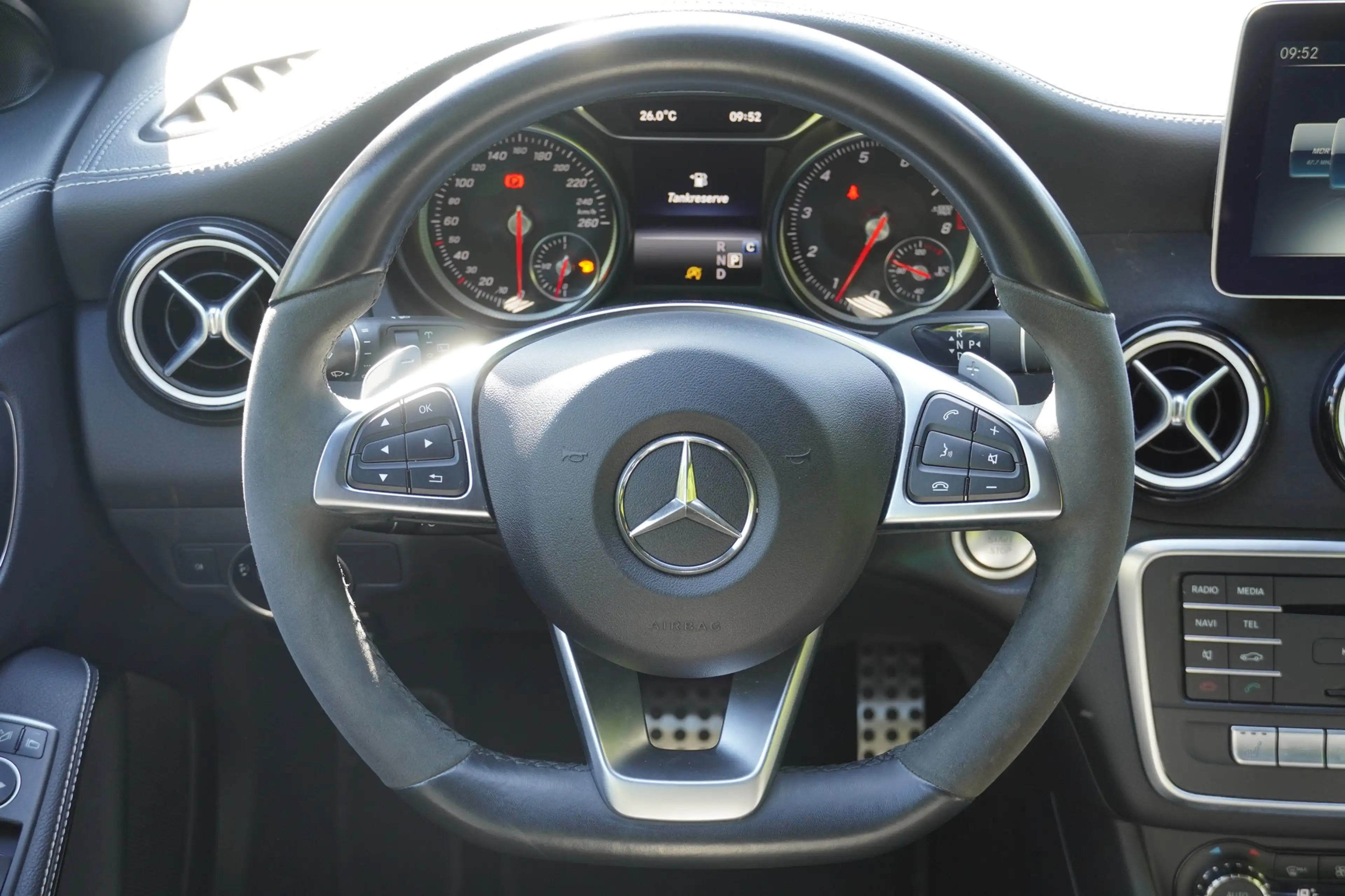 Mercedes-Benz CLA 220 4Matic AMG Line LED AHK Tempomat Navi — photo 13