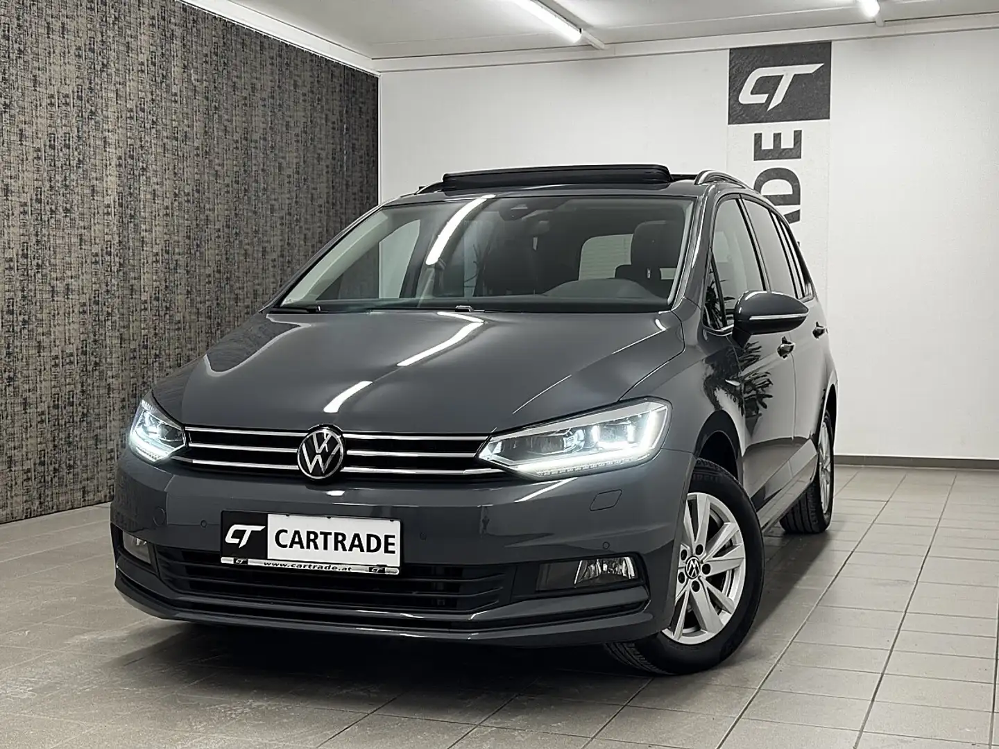 Volkswagen Touran Sky 2,0 SCR TDI DSG / LED/ VIRTUAL/ PANORAMAD./... Grau - 1