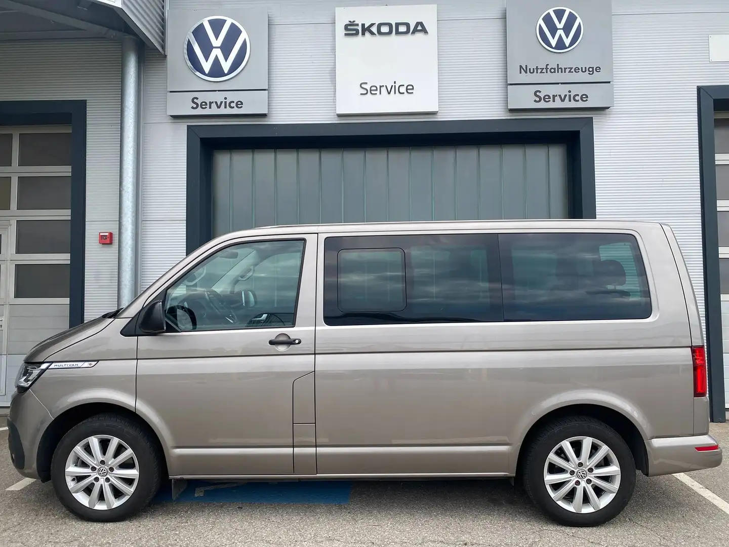 Volkswagen T6.1 Multivan Multivan Trendline 150TDO DSG 4MOTION ***46.000km*** Grau - 2