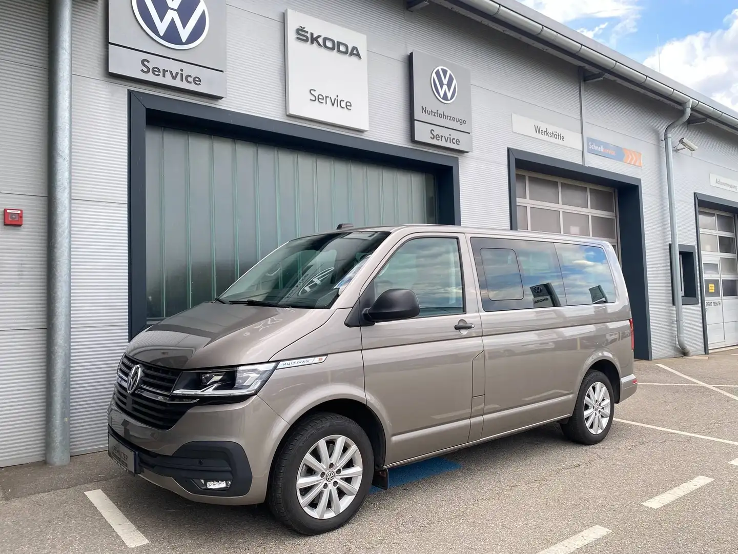 Volkswagen T6.1 Multivan Multivan Trendline 150TDO DSG 4MOTION ***46.000km*** Grau - 1