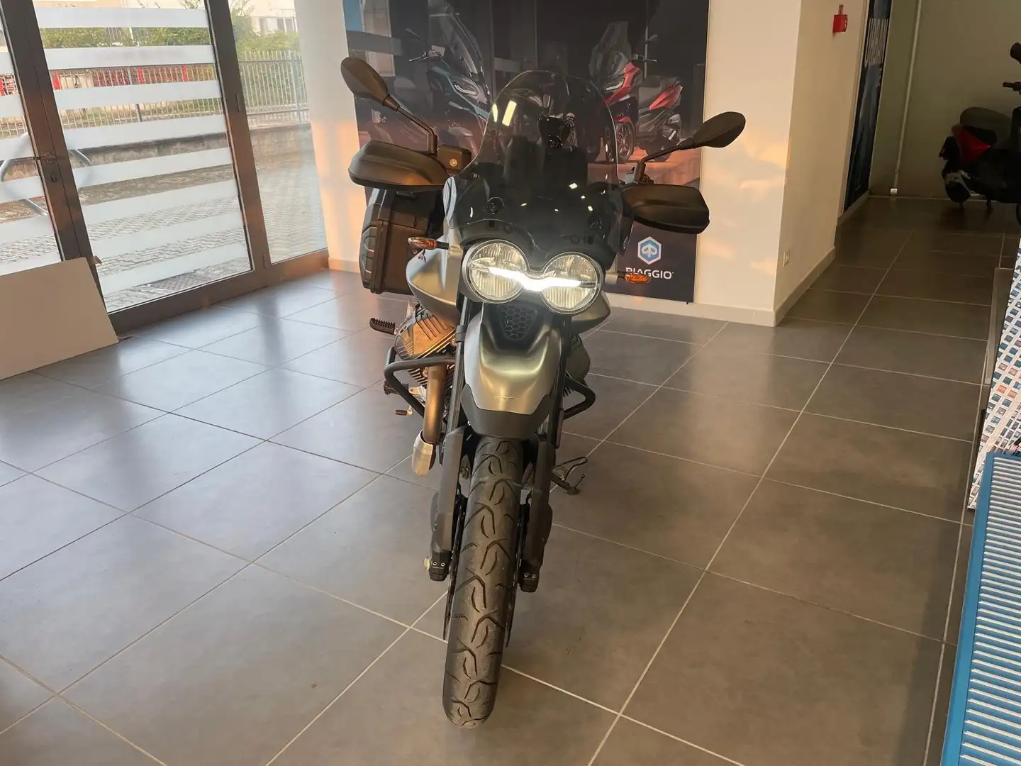 Moto Guzzi V 85 STRADA , SOLO 5.000KM, GARANZIA MOTO GUZZI! Gris - 2