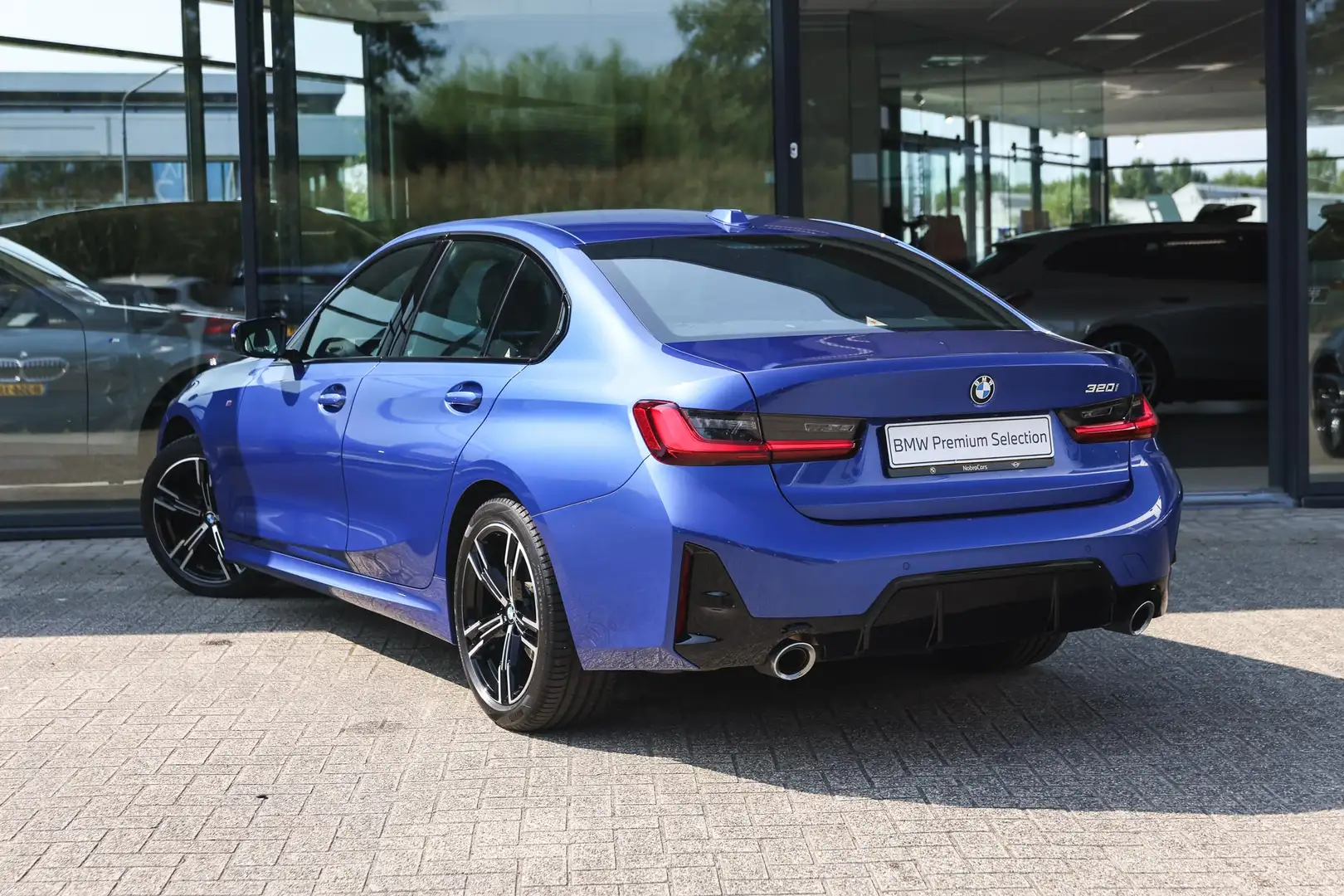 BMW 320 3 Serie 320i High Executive M Sport Automaat / Spo Blauw - 2