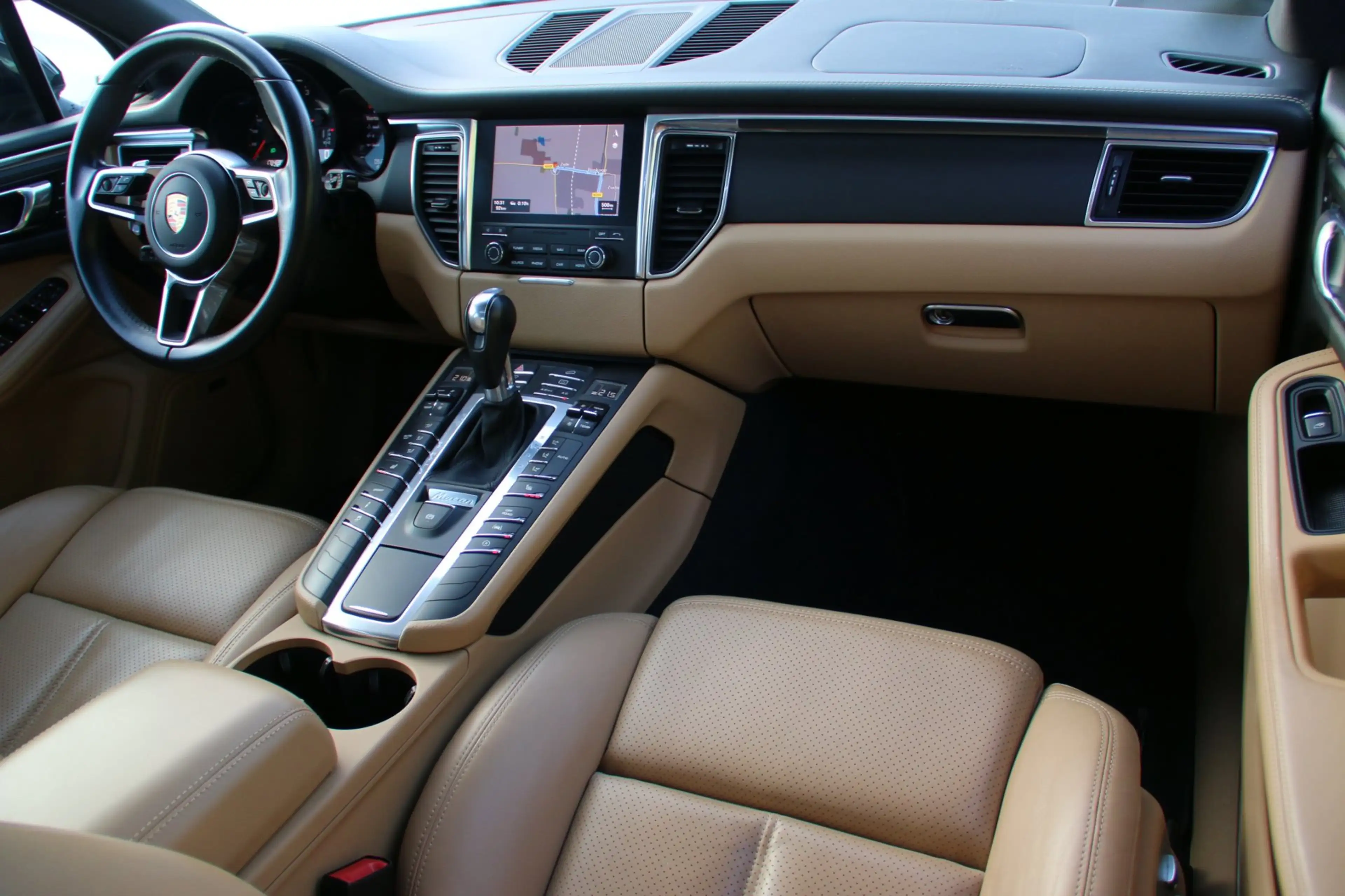 Porsche Macan 2.0 — photo 18