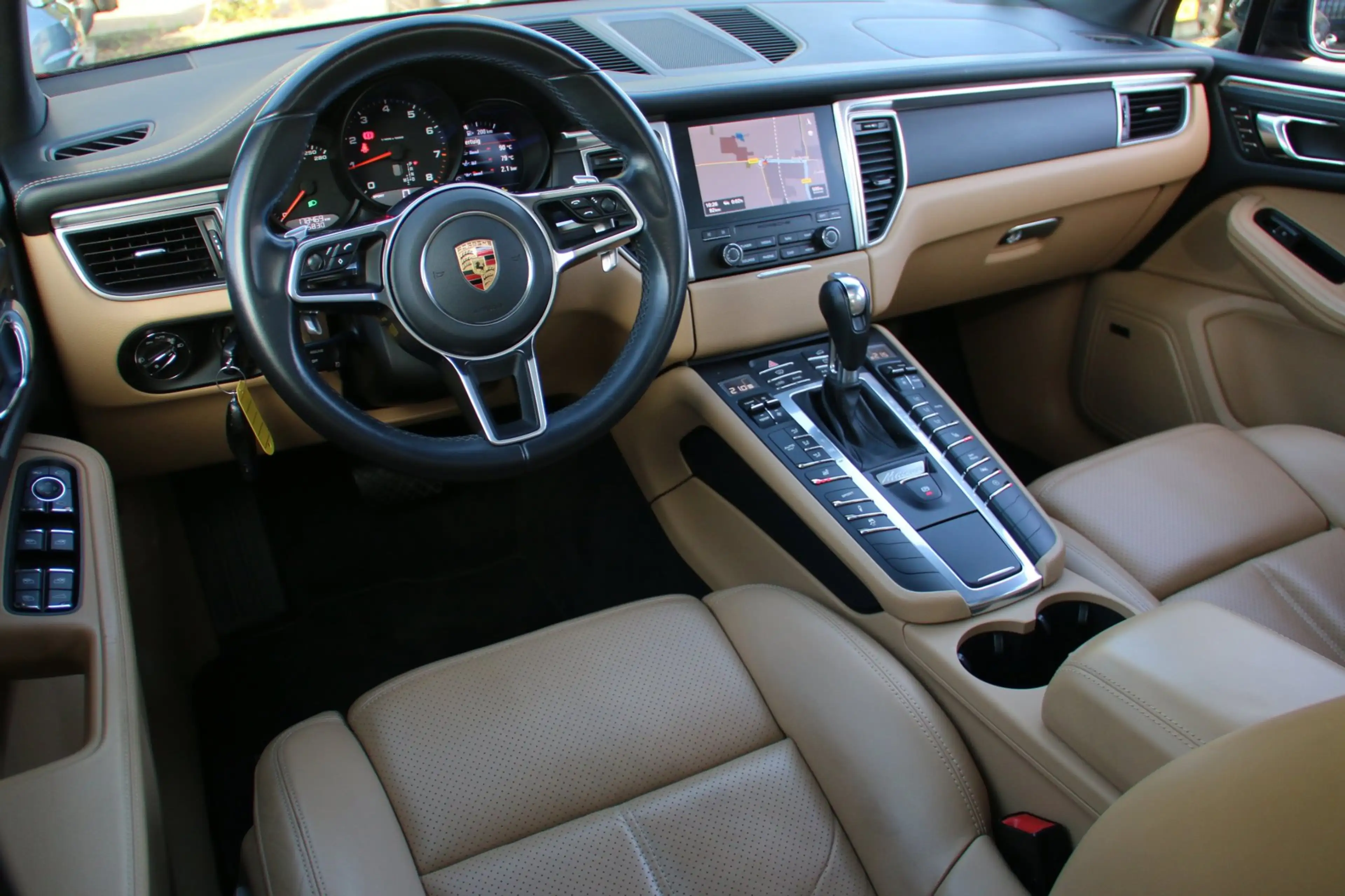 Porsche Macan 2.0 — photo 16