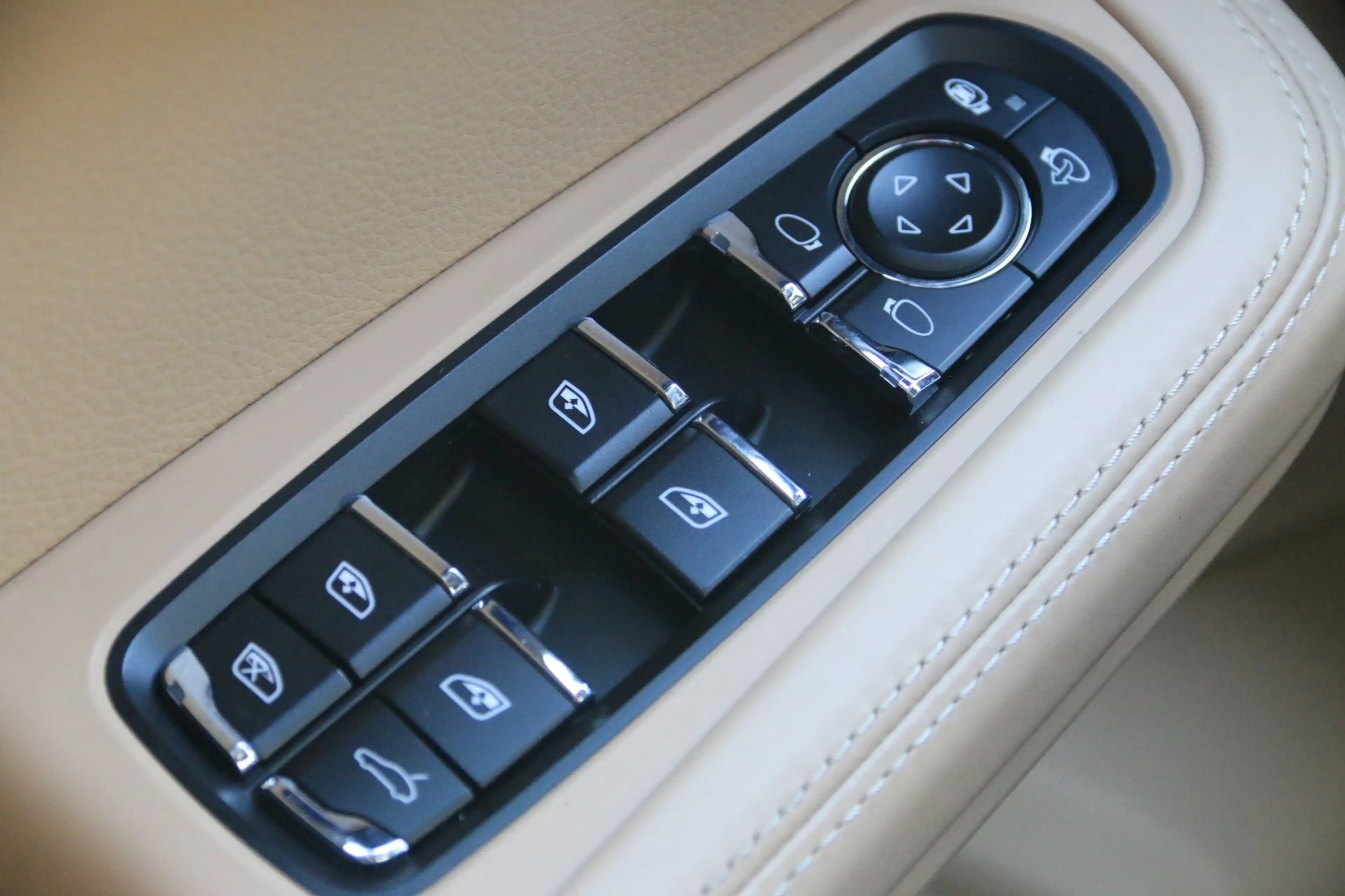 Porsche Macan 2.0 — photo 21