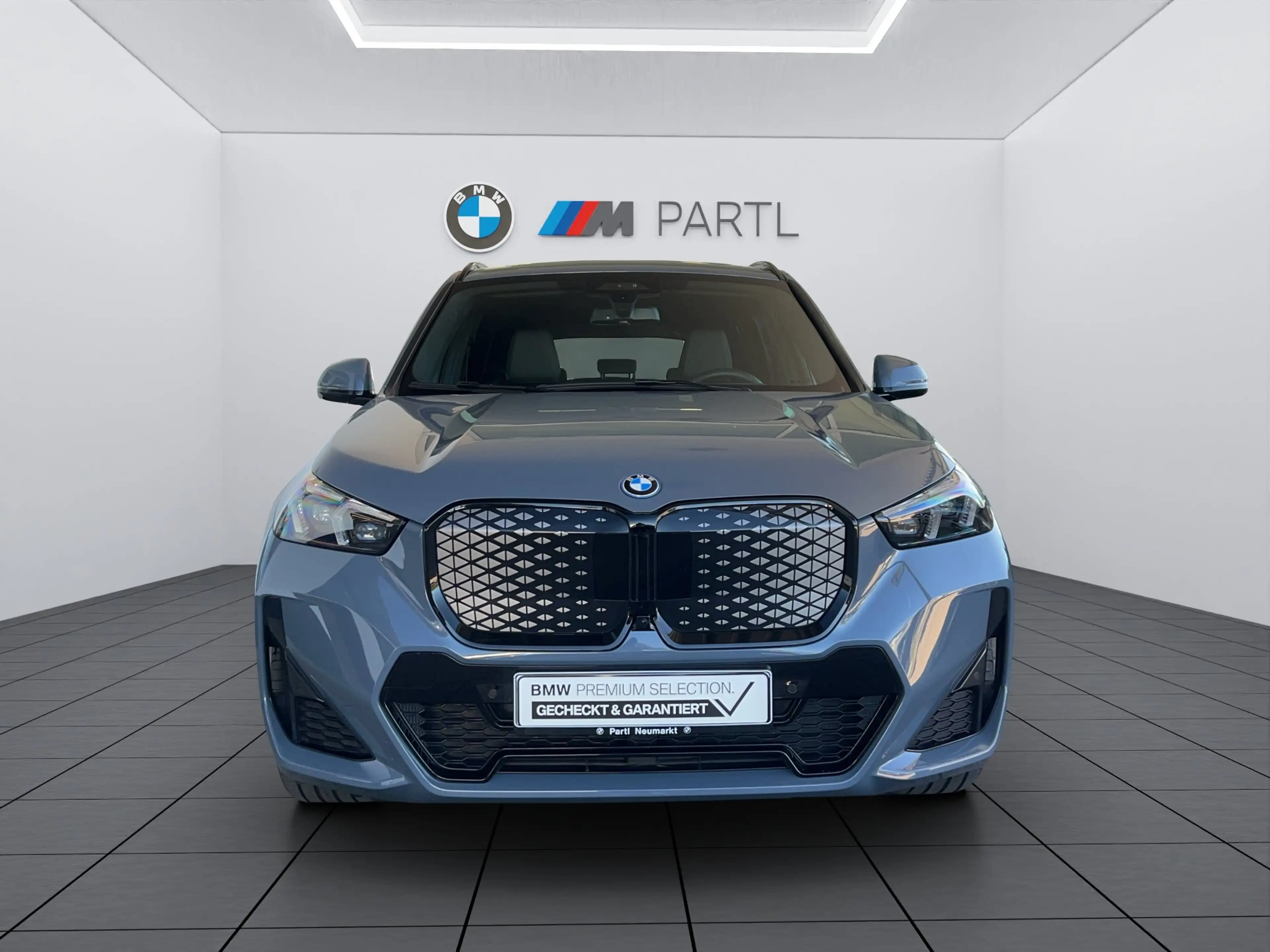 BMW iX1 xDrive30 M-Pro ACC 360° Pano AHK HUD H/K — photo 2