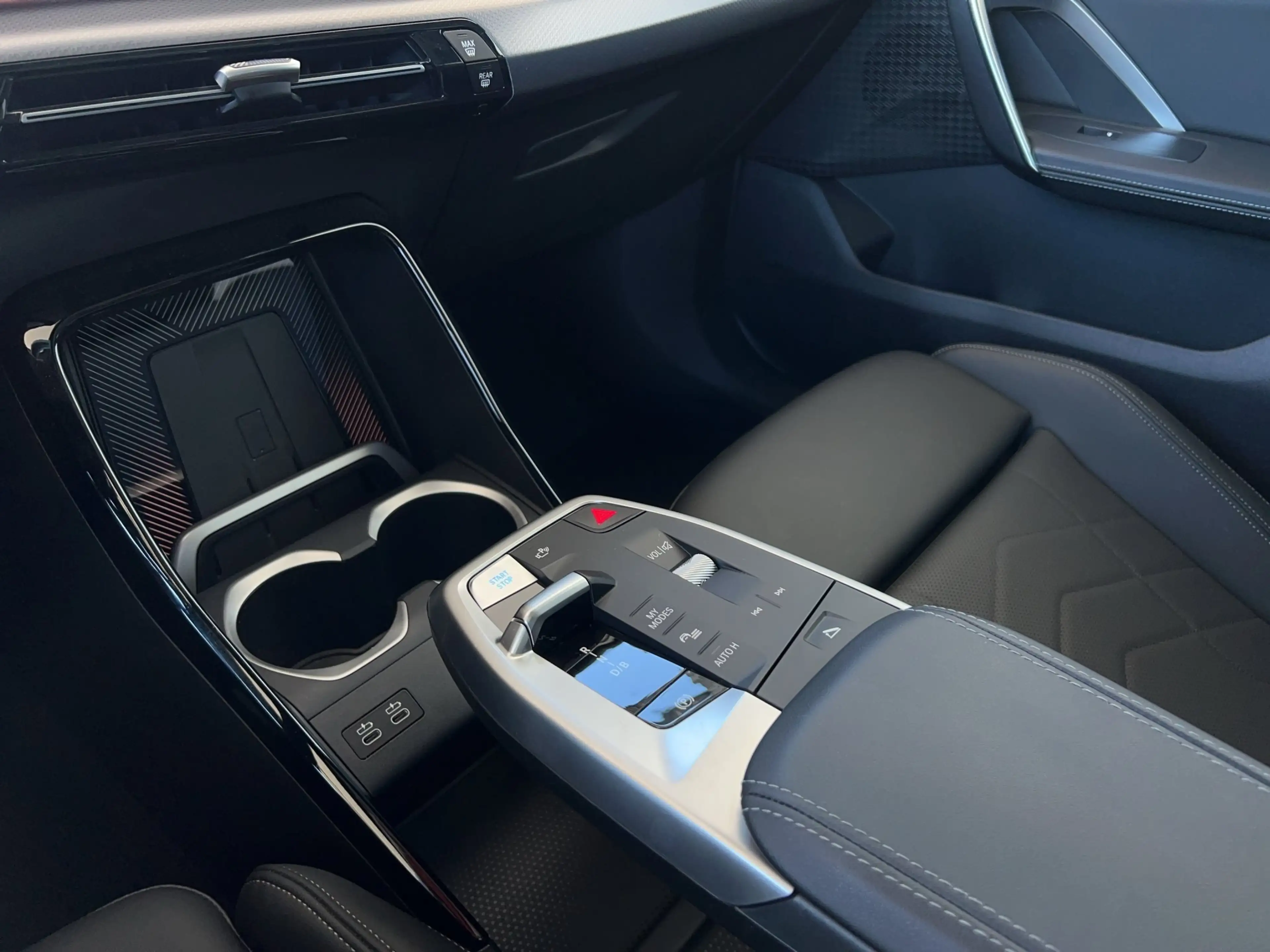 BMW iX1 xDrive30 M-Pro ACC 360° Pano AHK HUD H/K — photo 9